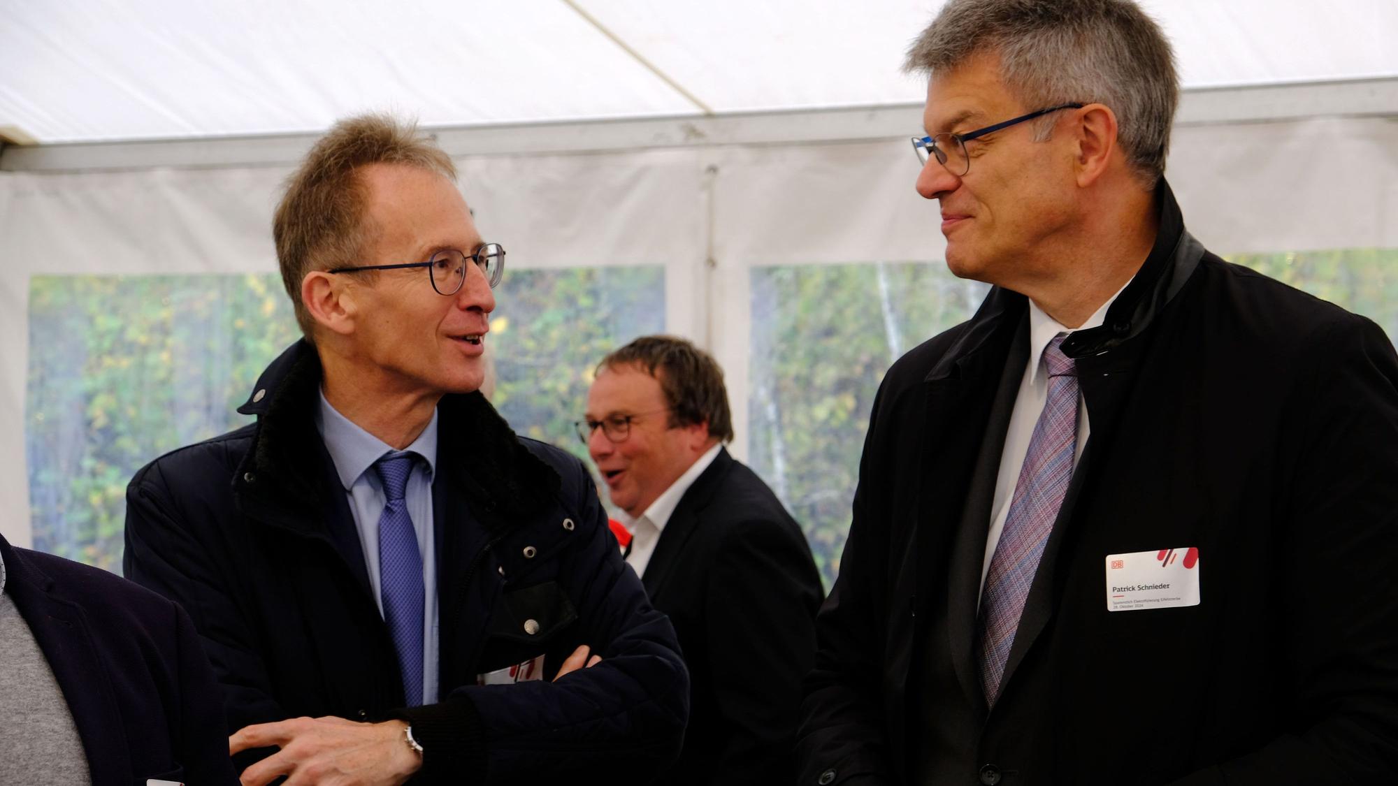 Offizieller Spatenstich zur Elektrifizierung der Eifelstrecle in Kyllburg am 28.10.2024: Die CDU-Bundestagsabgeordneten Detlef Seif und Patrick Schnieder im Gespräch.