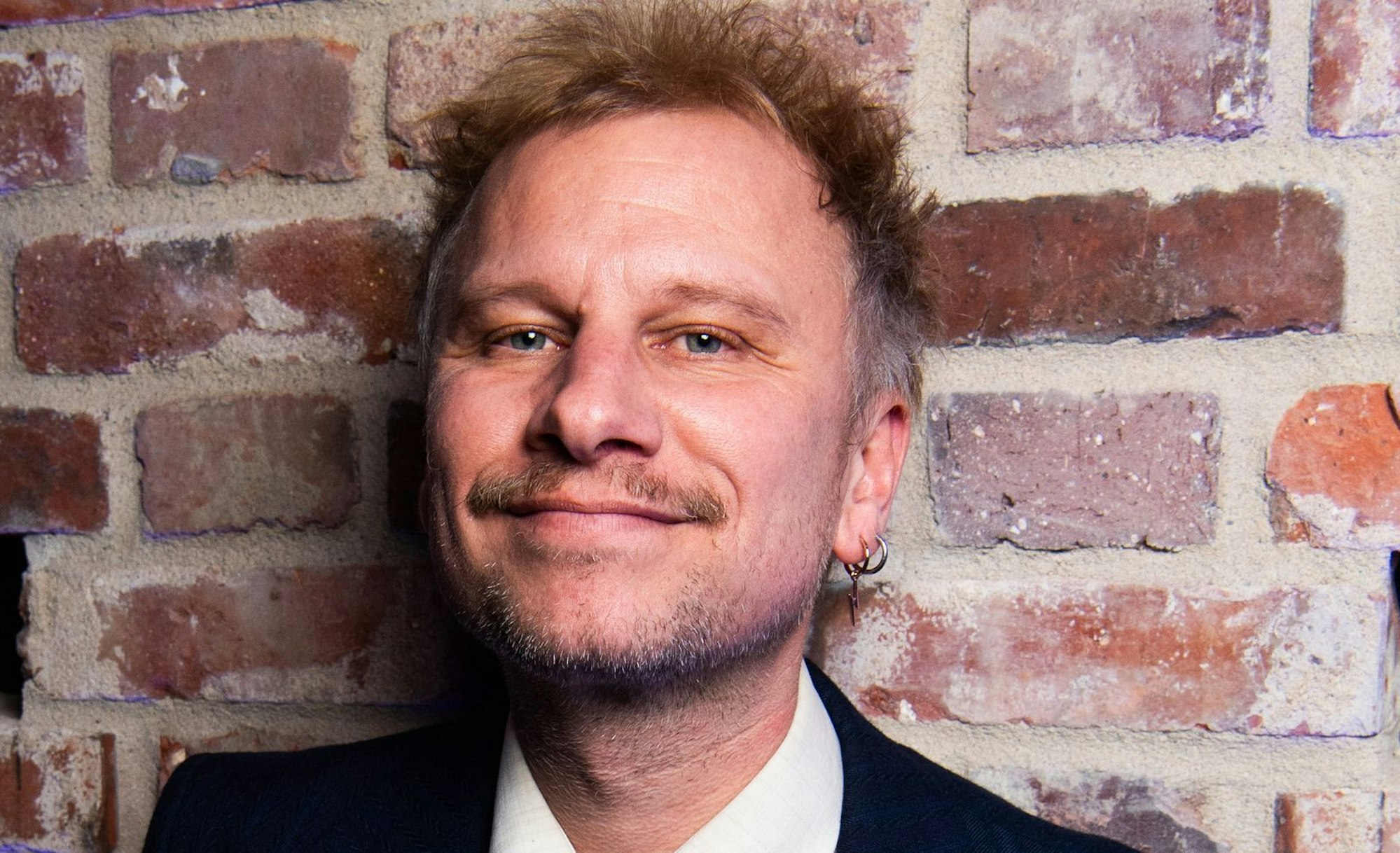 Robert Stadlober während der Berlinale 2025: Der deutsch-österreichische Schauspieler lebte lange Jahre hier, ist aber mittlerweile wieder mit seiner Frau und zwei Kindern in Wien ansässig. Auch seine neue Serie „Hundertdreizehn“ ist eine Produktion mit deutsch-österreichischem Ensemble. (Bild: 2025 Getty Images/Matthias Nareyek)