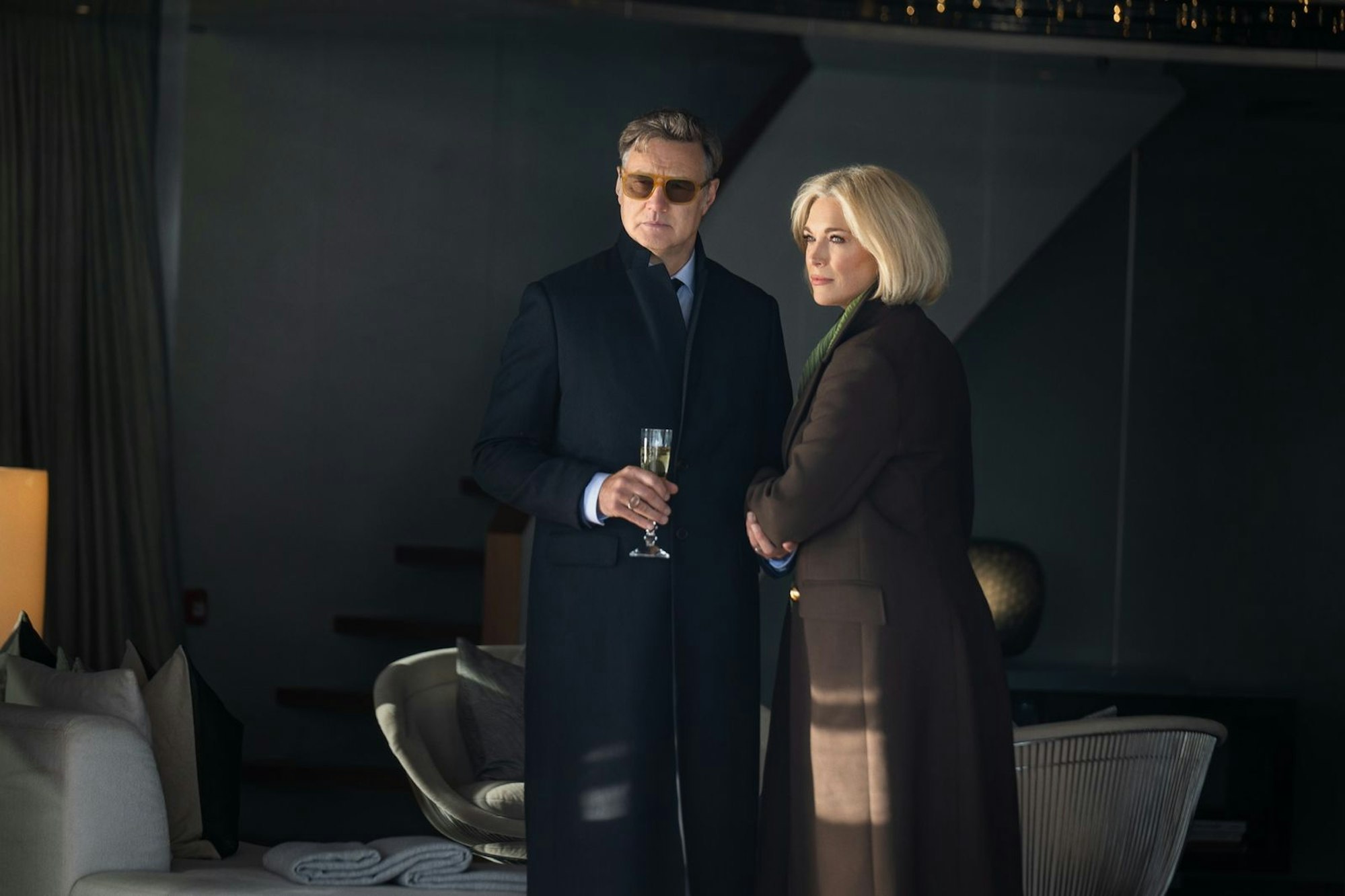 Wer so reich ist wie Heidi (Hannah Waddingham) und Themas (David Morrissey) hat andere Sorgen, als sich um einen vermeintlichen Mord zu kümmern. (Bild: © 2025 Netflix Inc. / Parisa Taghizadeh)