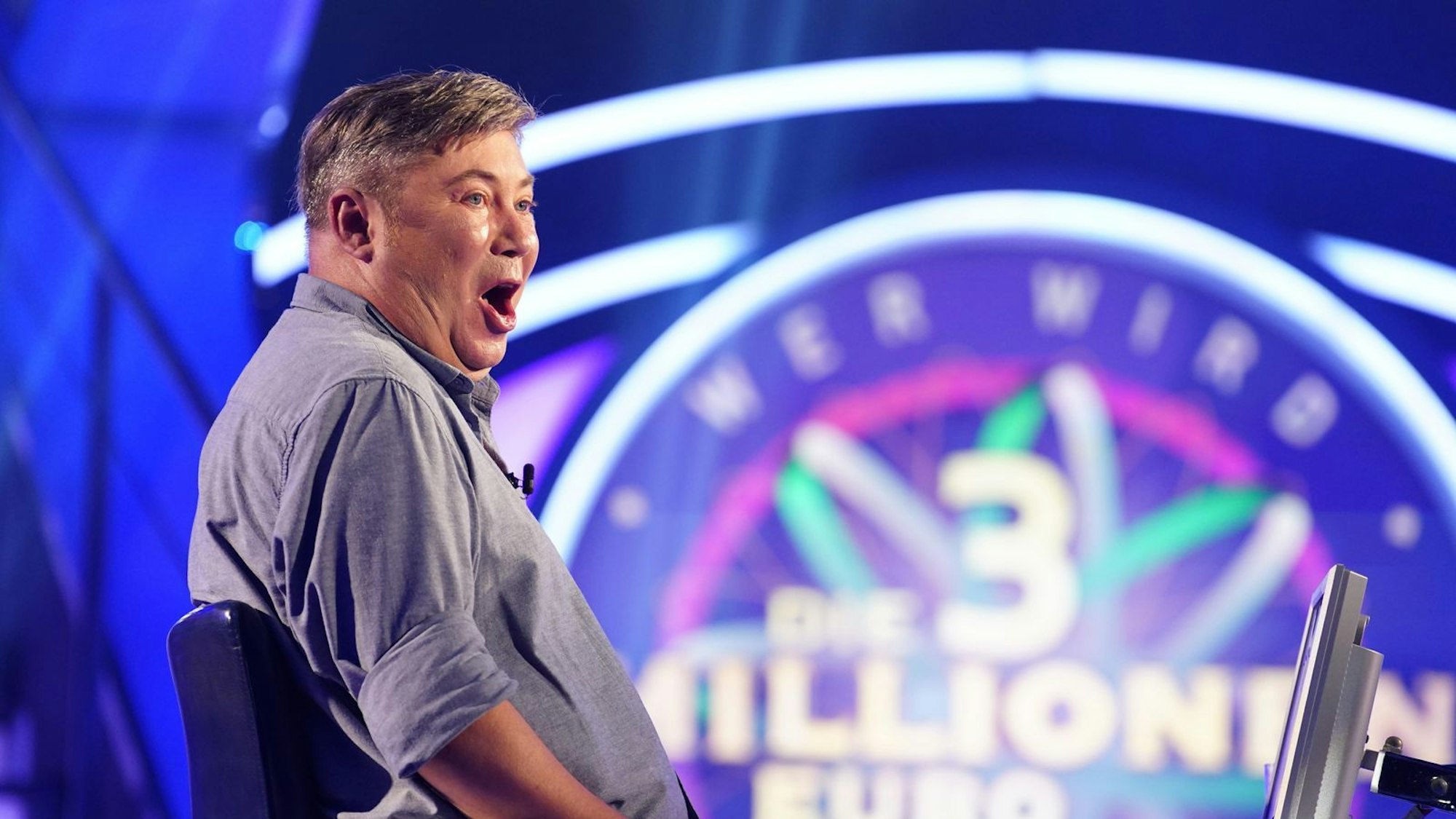 Comedian Sascha Korf traute sich bei „Wer wird Millionär?“ auf den berühmt-berüchtigten Ratestuhl. (Bild: RTL / Stefan Gregorowius)