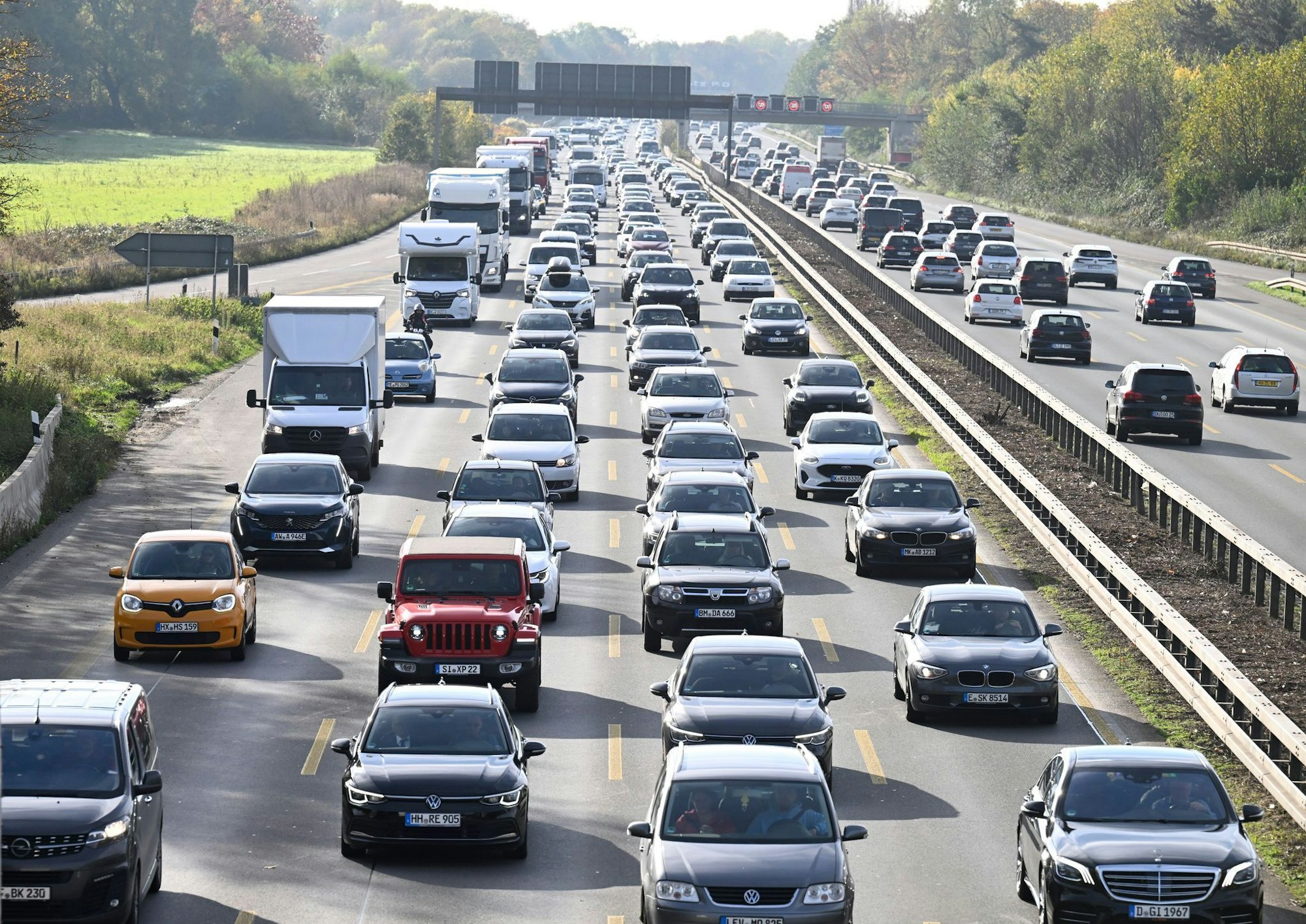 Fahrzeuge stauen sich am Leverkusener Kreuz. (Archivbild)