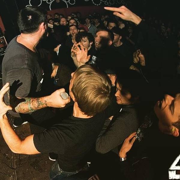 Das Bild zeigt fanzine-macher rene bei einem Konzert in der Werkstatt, Köln. Foto: Torben Utecht / Allschools.de