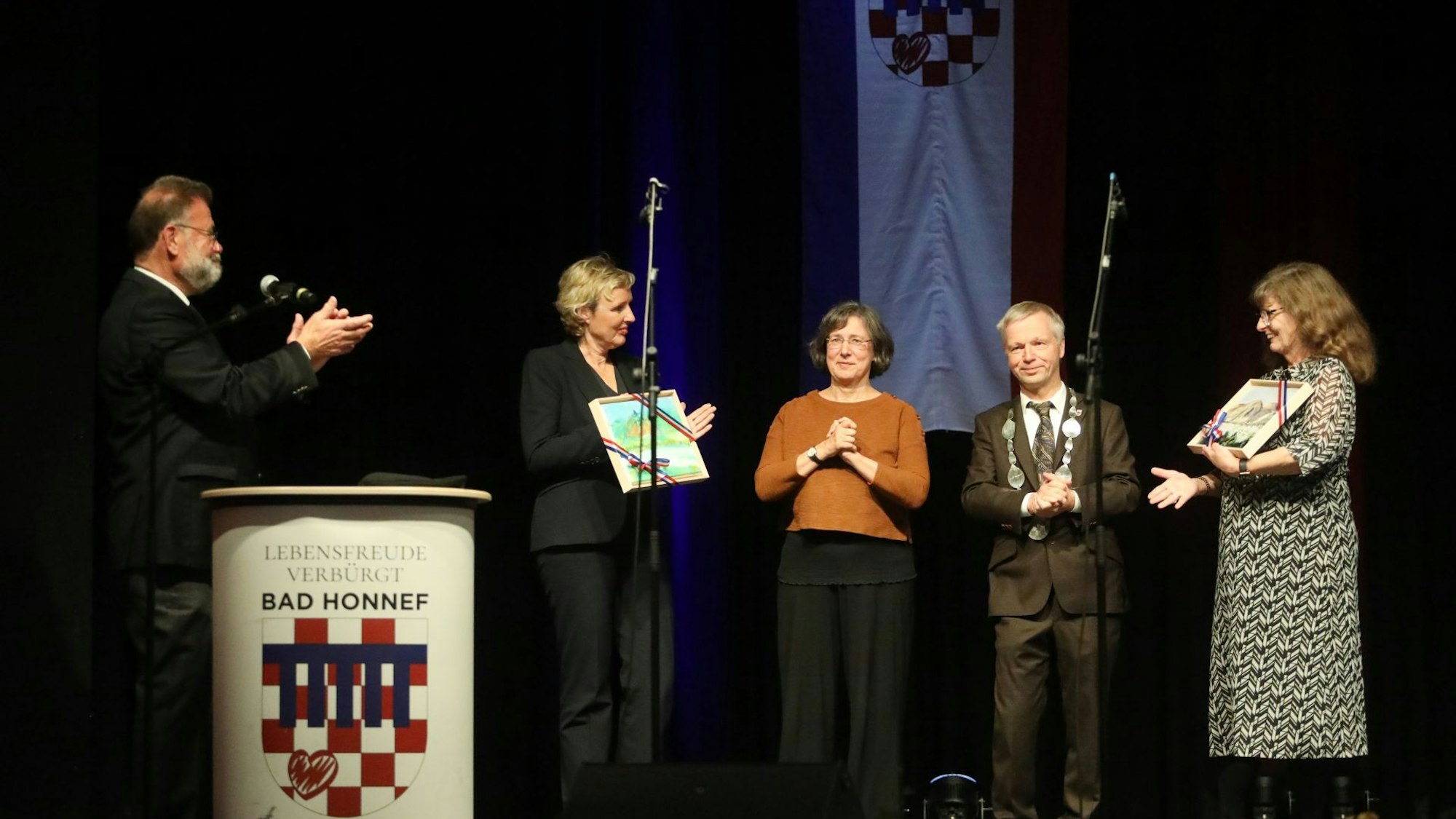 Zwei Männer und drei Frauen auf einer Bühne.