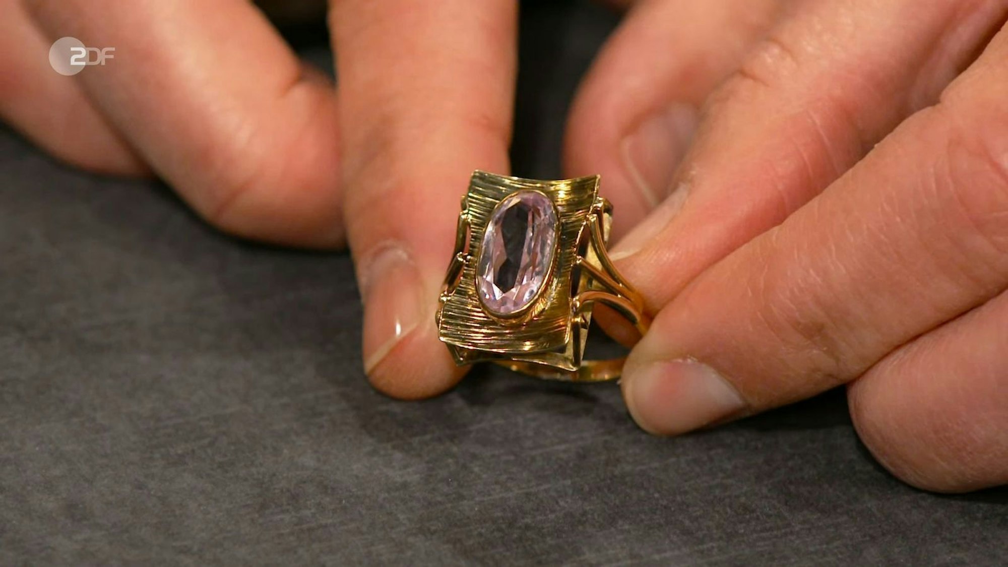 Der Goldring mit einem synthetischen Spinell aus den 1950er-Jahren wurde auf 350 bis 380 Euro geschätzt. Fabian Kahl schnappte sich das Schmuckstück für 380 Euro.
(Bild: ZDF)