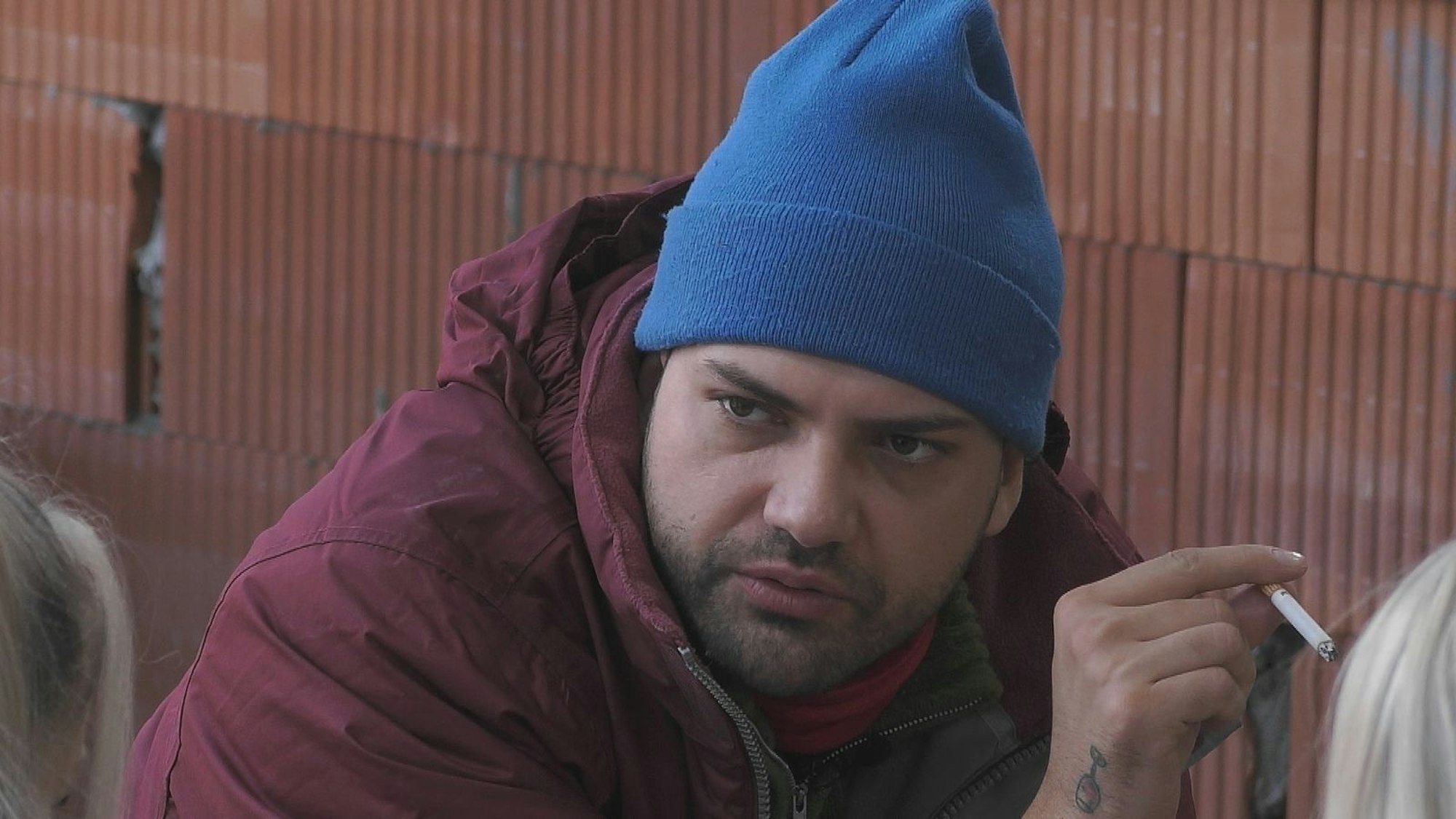 Im Gespräch mit seinen Mitbewohnerinnen und Mitbewohner packt Jimi Blue Ochsenknecht über seine Vergangenheit und die Beziehung zu Tochter Snow aus. (Bild: Joyn)