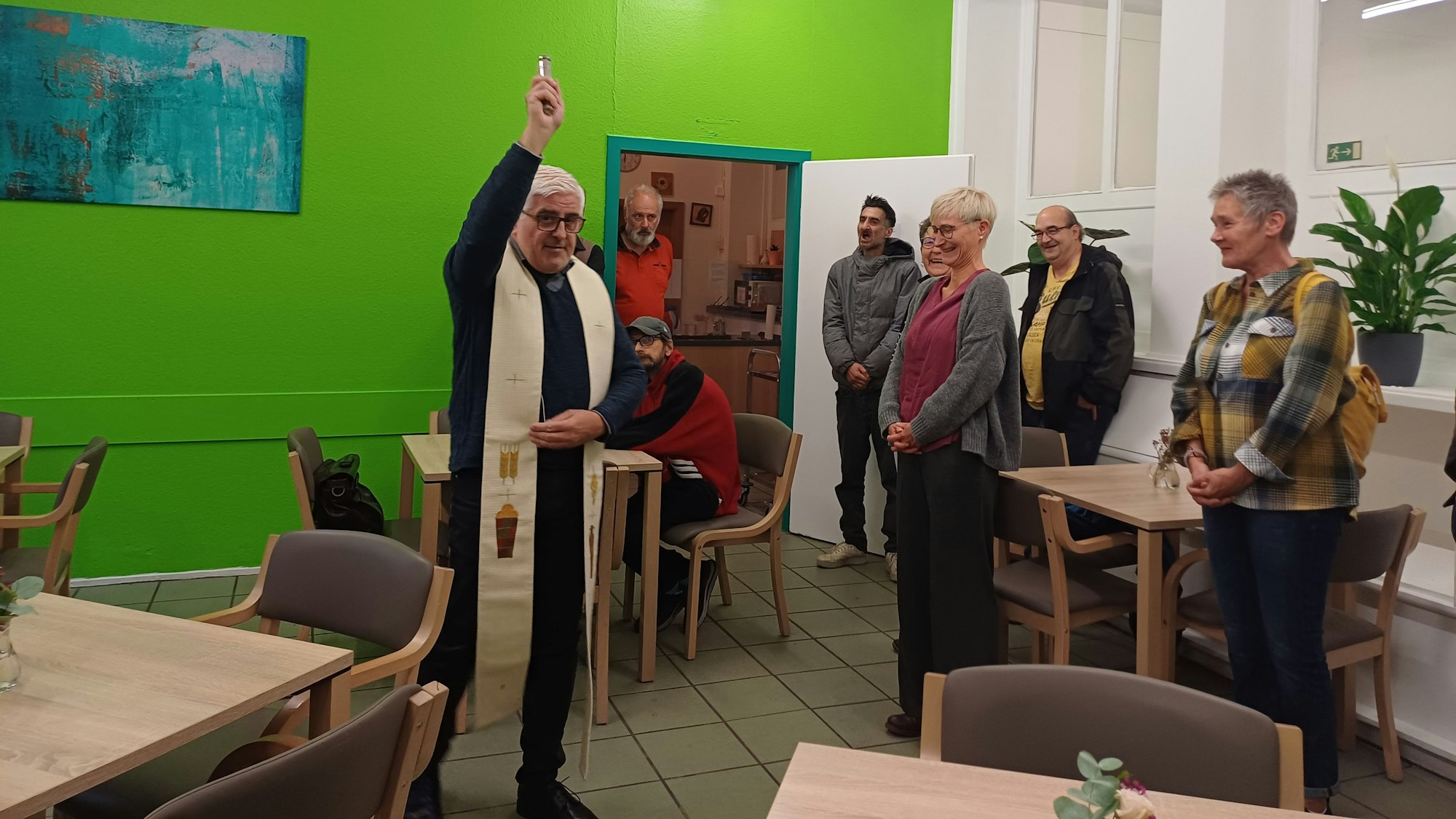 Stadtdechant Heinz-Peter Teller segnete die renovierten Räume des Tagestreffs in Wiesdorf.