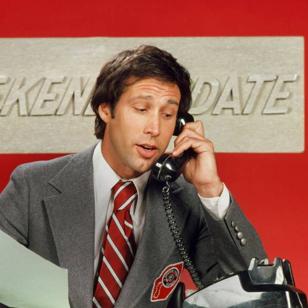 Chevy Chase telefoniert als Moderator des „Weekend Update“-Formats