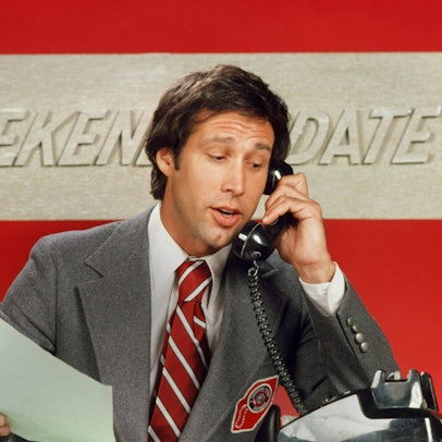 Chevy Chase telefoniert als Moderator des „Weekend Update“-Formats