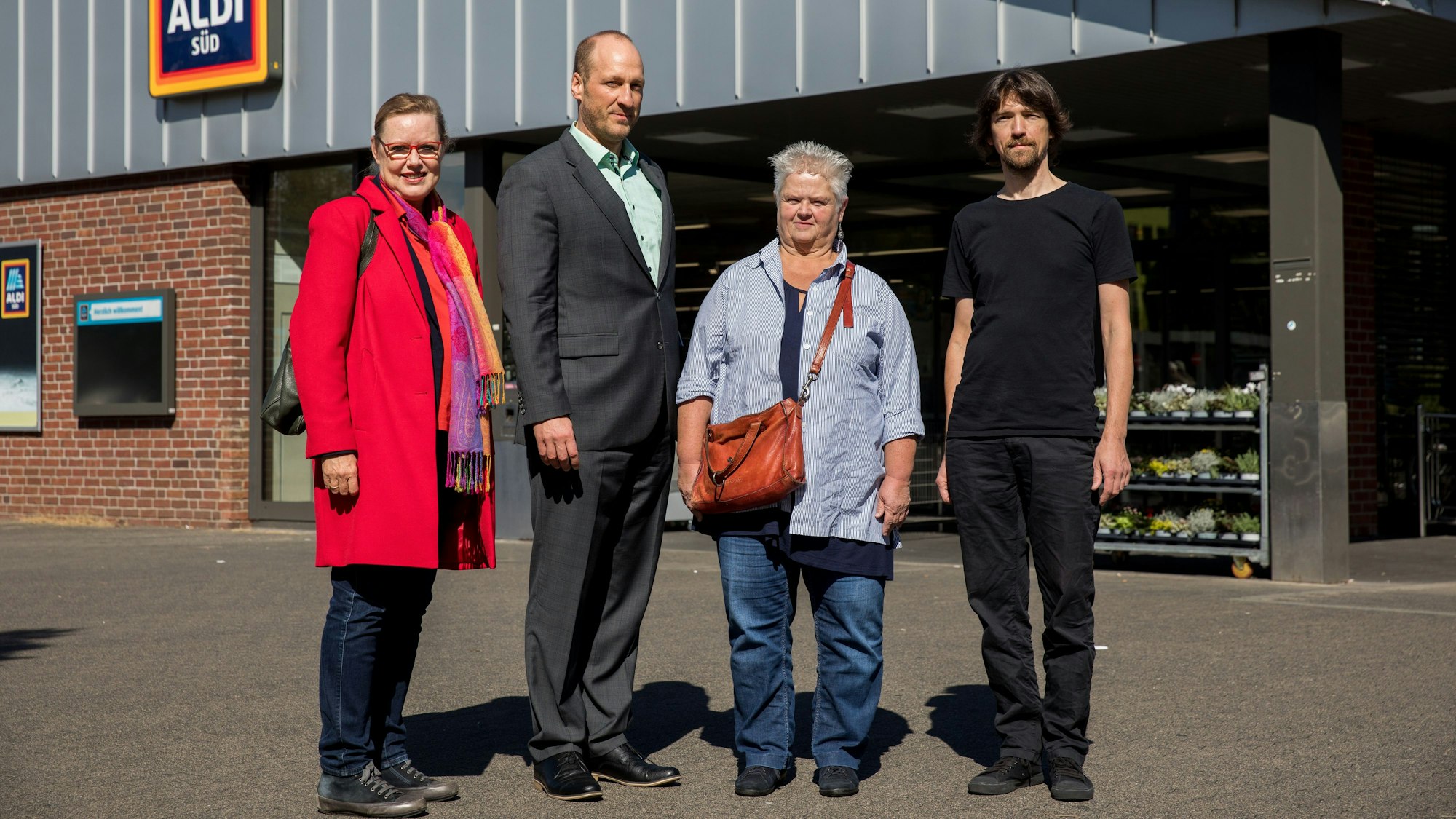 Das war im September 2022: Aldi stellte in Ehrenfeld am Grünen Weg sein erstes geplantes Wohnbauprojekt in Köln vor. Aldi will sein erstes Wohnbauprojekt in Köln umsetzen. Im Bild (v.l.n.r.): Projektentwicklerin Angelika Ingendaay, Björn Just (aldi Süd), sowie Sabine Baur und Tim Reichenau vom Mehrgenerationenverein.