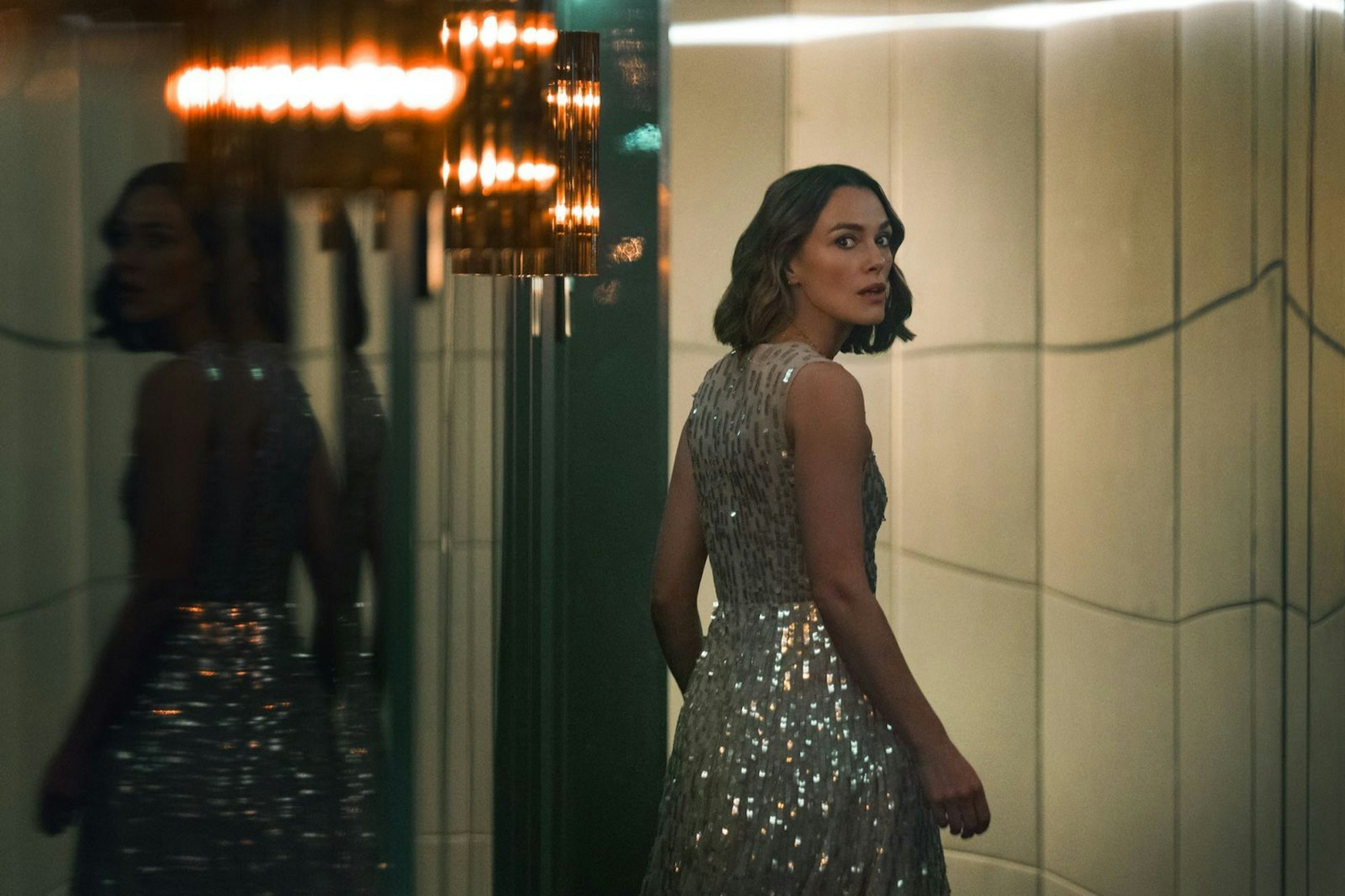 Auch eine luxuriöse Yacht kann ziemlich beängstigend sein, findet Lo (Keira Knightley). (Bild: © 2025 Netflix Inc. / Parisa Taghizadeh)