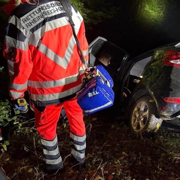 Das Auto des 80-Jährigen hatte sich nach einer stundenlangen Irrfahrt durch den Wald in Leuscheid an einem Steilhang festgefahren.