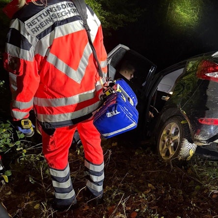Das Auto des 80-Jährigen hatte sich nach einer stundenlangen Irrfahrt durch den Wald in Leuscheid an einem Steilhang festgefahren.
