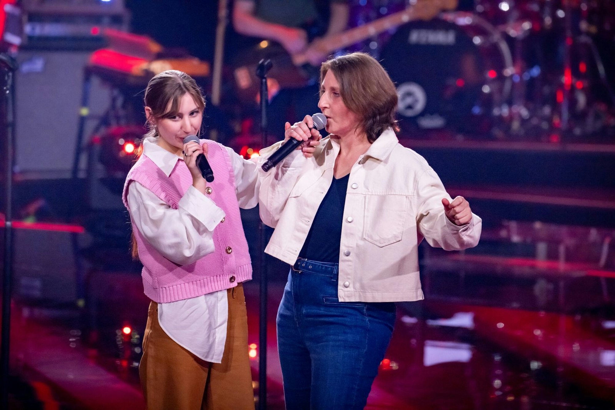 Erstmals in 15 Jahren „The Voice of Germany“-Geschichte tritt mit Nadia (rechts) und Annika Schüler ein Mama-Tochter-Duo auf. (Bild: Joyn/ Claudius Pflug)