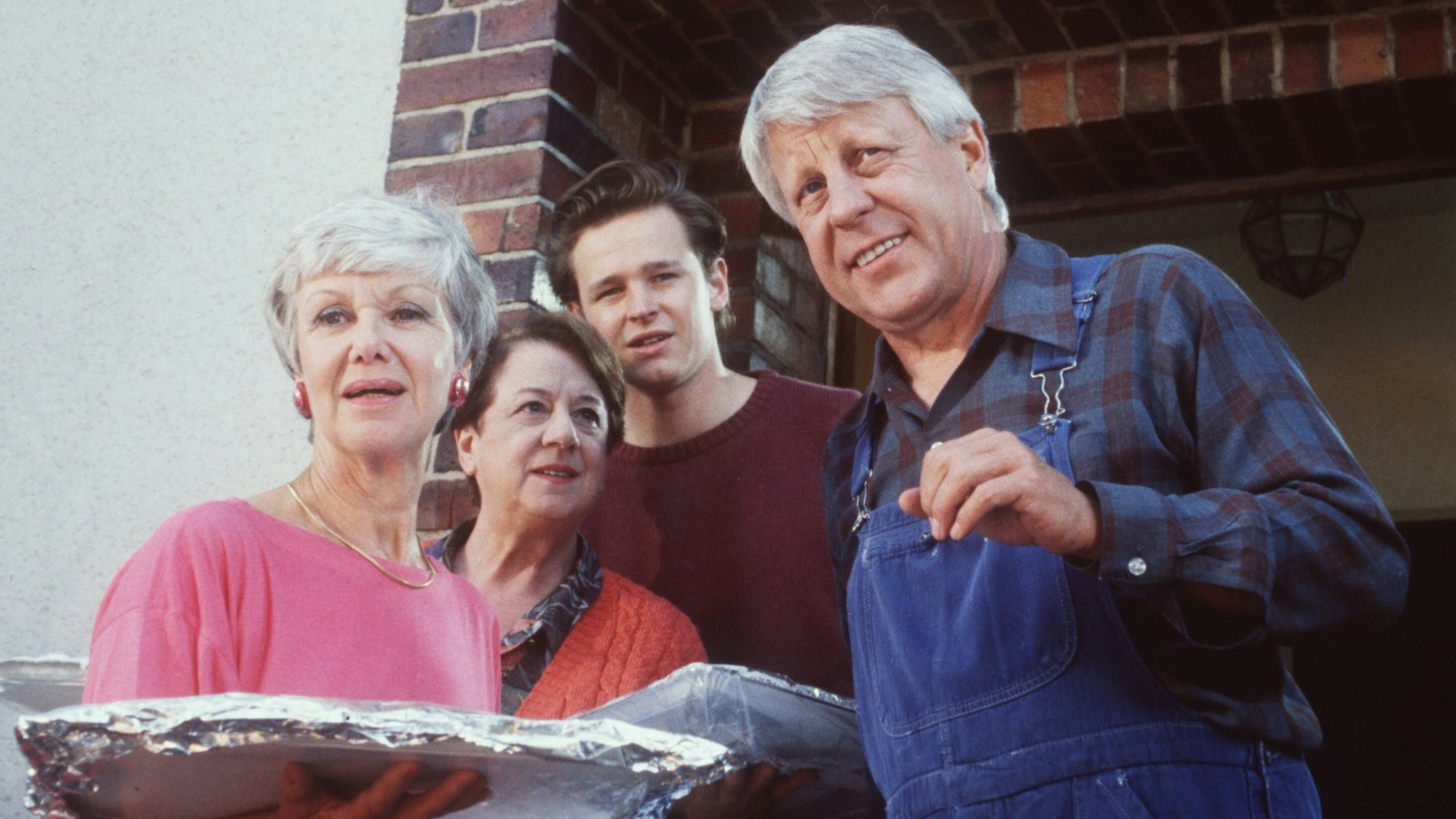 Maria Sebaldt, Inge Wolffberg, Hendrik Martz und Stephan Orlac in einer Szene aus der Folge „Die diebische Elster“.