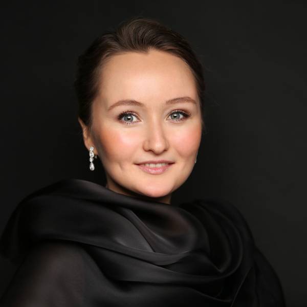 Julia Lezhneva blickt den Betrachter an.