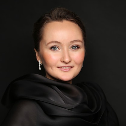 Julia Lezhneva blickt den Betrachter an.