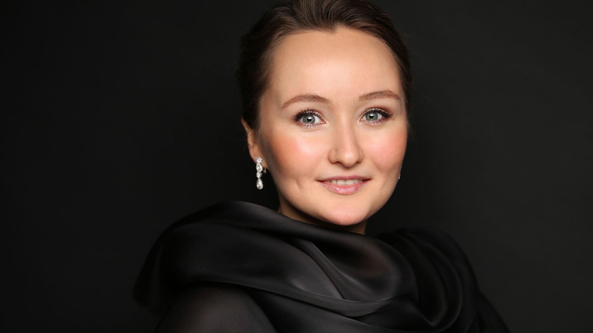 Julia Lezhneva blickt den Betrachter an.
