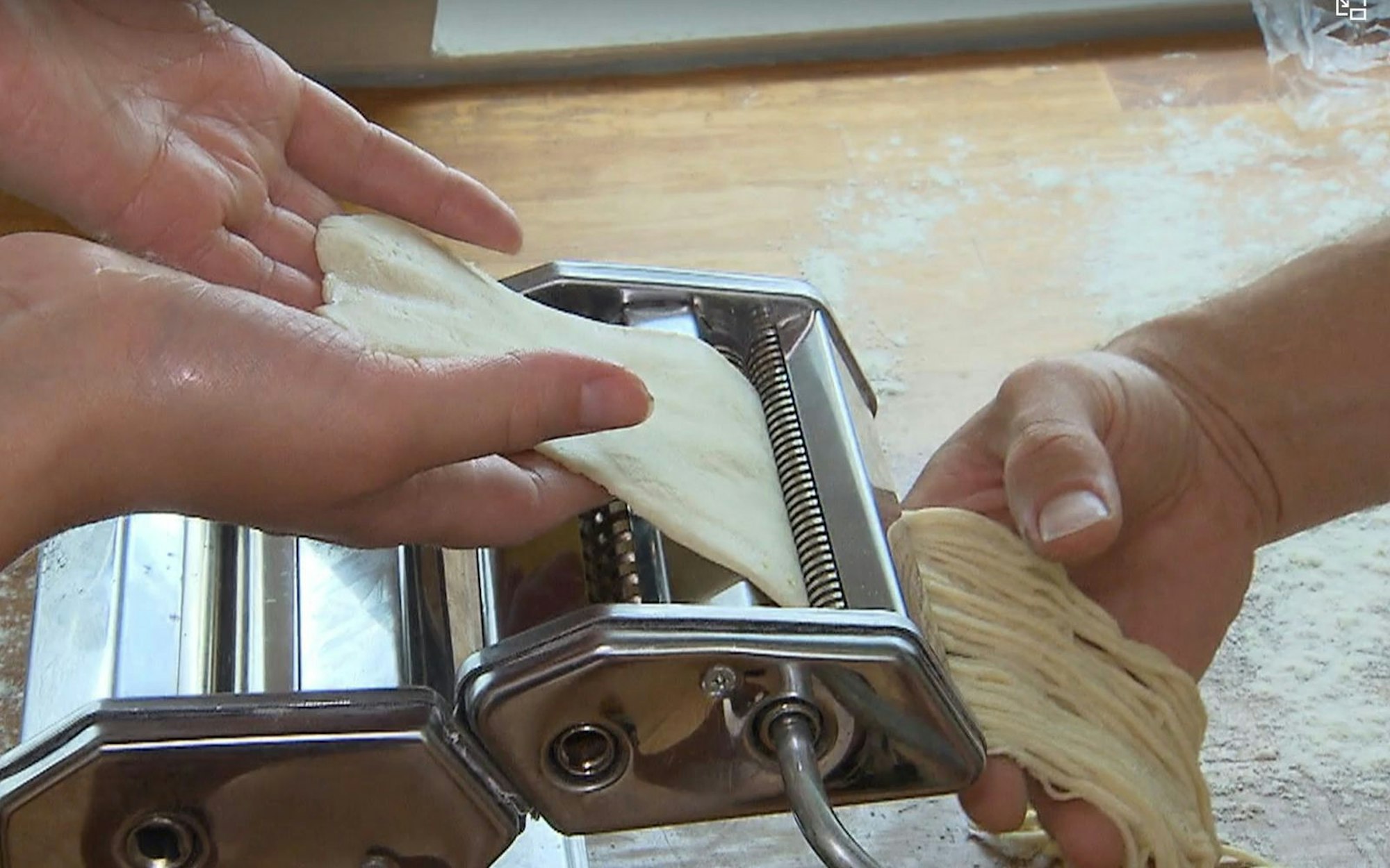 Die Pasta für Dustins Carbonara ist natürlich handgemacht (Bild: RTL)