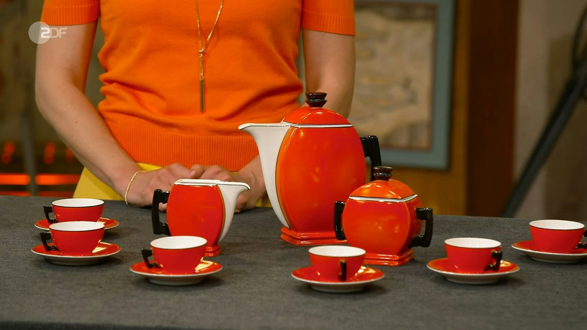 Das Porzellanservice „Plaski“ für sechs Personen nach dem Entwurf eines polnischen Designers aus den 1930er-Jahren war 300 bis 600 Euro wert. David Suppes bezahlte 350 Euro.
(Bild: ZDF)