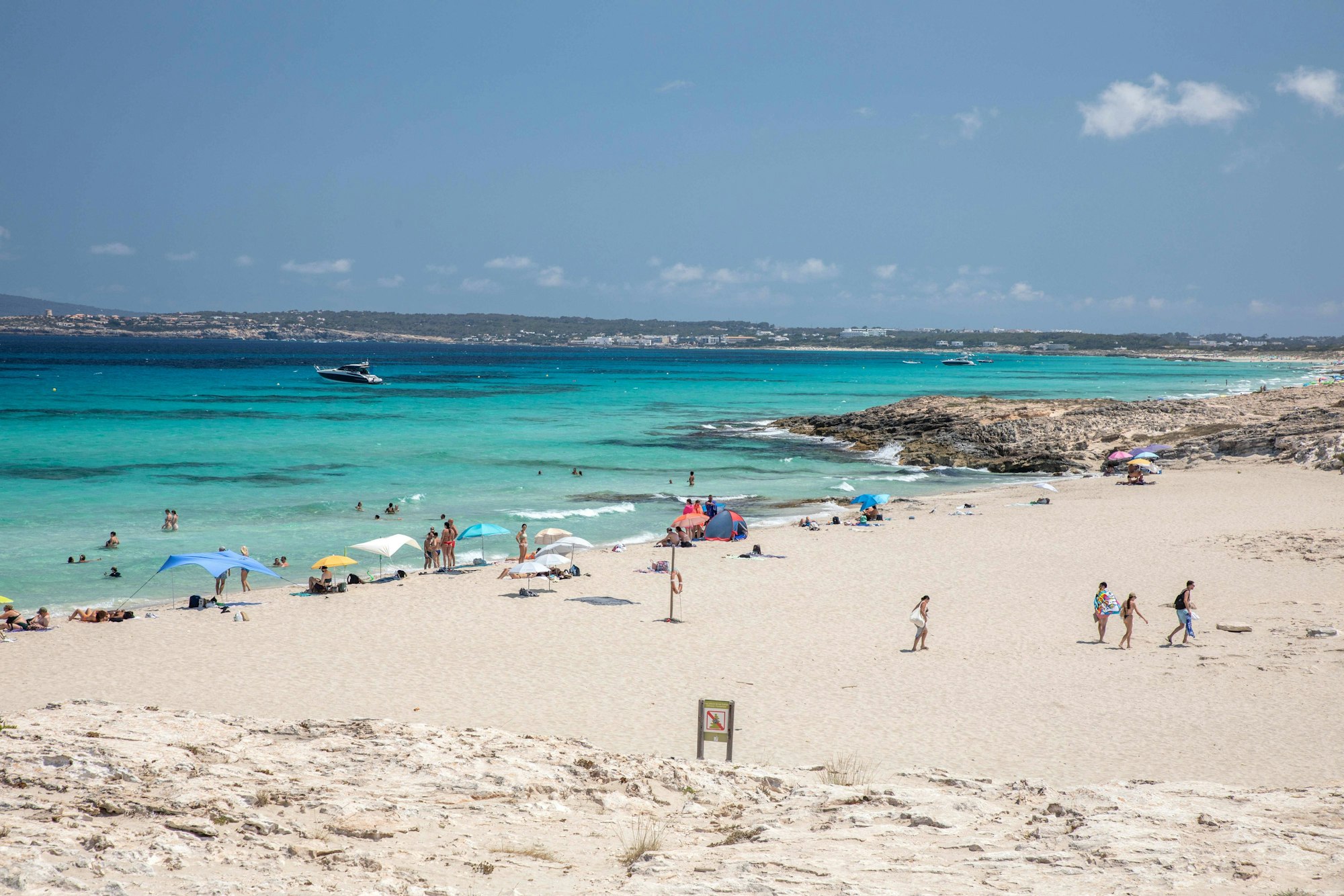 Sandstrand auf der Baleareninsel Ibiza, Spanien.