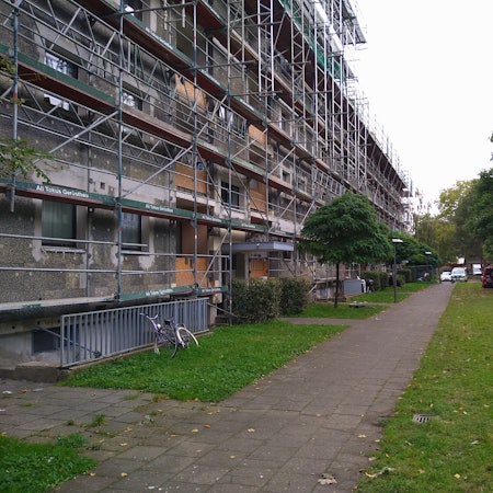 Nachdem die Arbeiten am Dach der Häuserzeile vor gut zwei Jahren abgebrochen wurden, blieb auch das Baugerüst schlicht stehen.