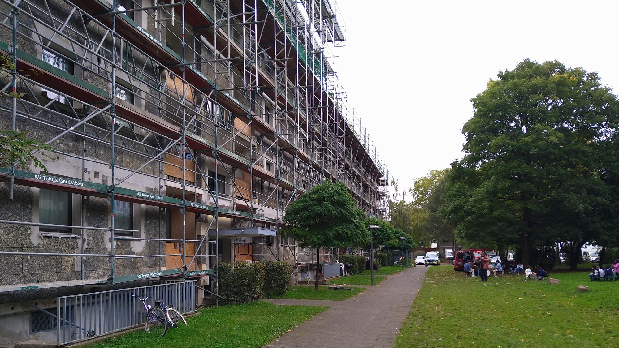 Nachdem die Arbeiten am Dach der Häuserzeile vor gut zwei Jahren abgebrochen wurden, blieb auch das Baugerüst schlicht stehen.