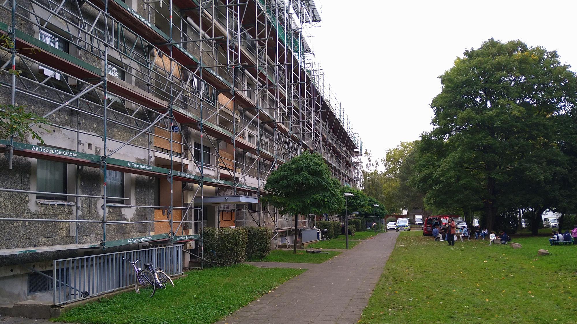 Nachdem die Arbeiten am Dach der Häuserzeile vor gut zwei Jahren abgebrochen wurden, blieb auch das Baugerüst schlicht stehen.