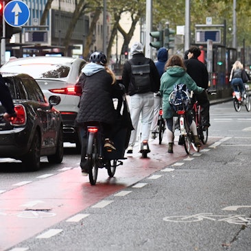 07.10.2025 Köln. Radfahrende auf den Kölner Ringen. Dort ist eine ehemalige Autospur für Radfahrer freigegeben - ohne bauliche Abtrennung vom Autoverkehr. Hohenstaufenring / Zülpicher Platz. Foto: Alexander Schwaiger