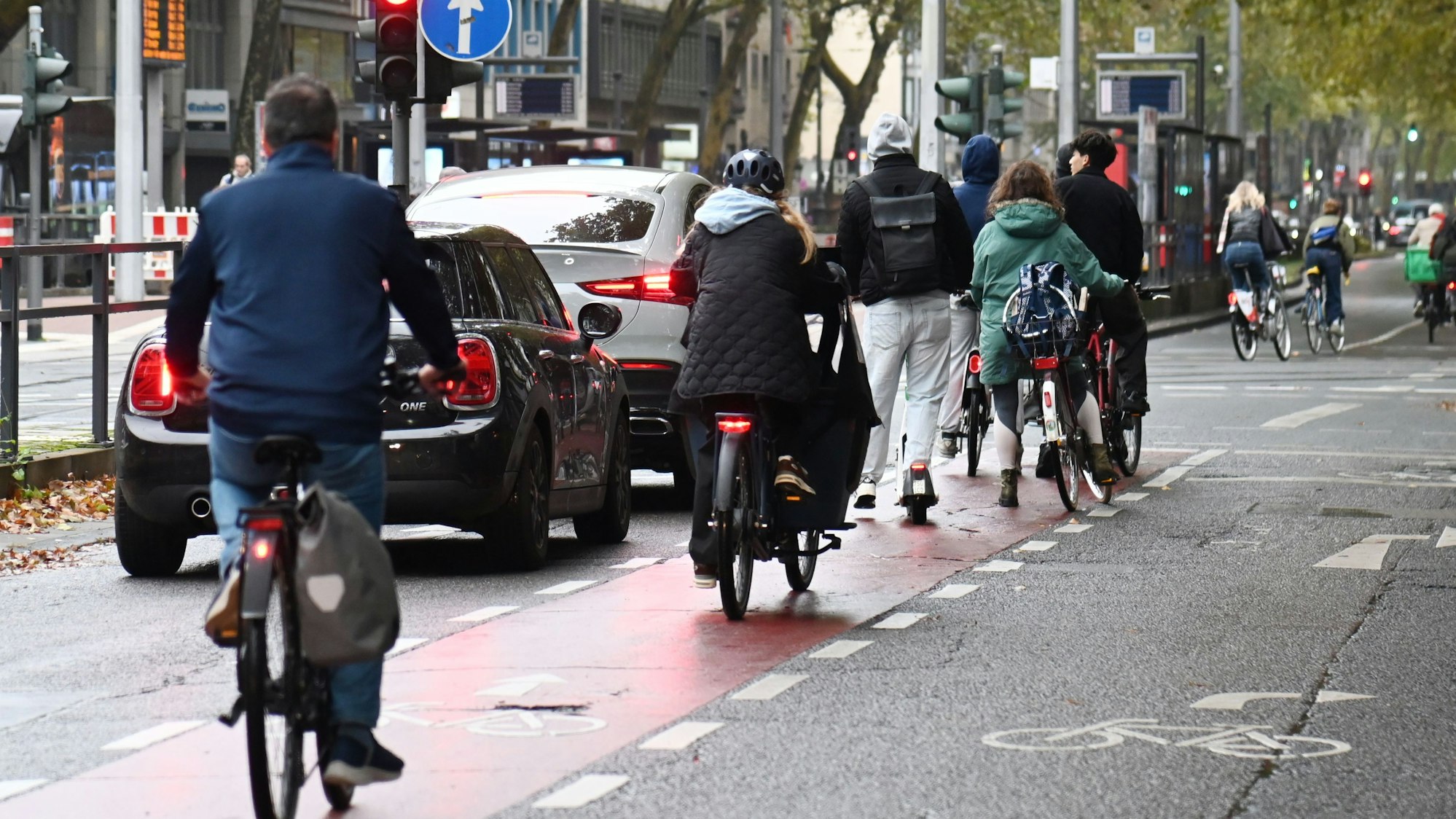 07.10.2025 Köln. Radfahrende auf den Kölner Ringen. Dort ist eine ehemalige Autospur für Radfahrer freigegeben - ohne bauliche Abtrennung vom Autoverkehr. Hohenstaufenring / Zülpicher Platz. Foto: Alexander Schwaiger