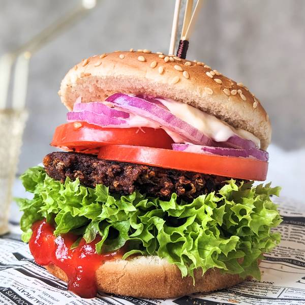 Ein Patty aus Kidneybohnen passt gut auf den Veggie-Burger.