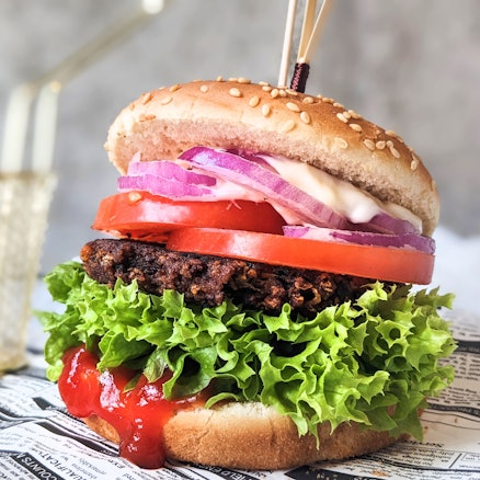 Ein Patty aus Kidneybohnen passt gut auf den Veggie-Burger.