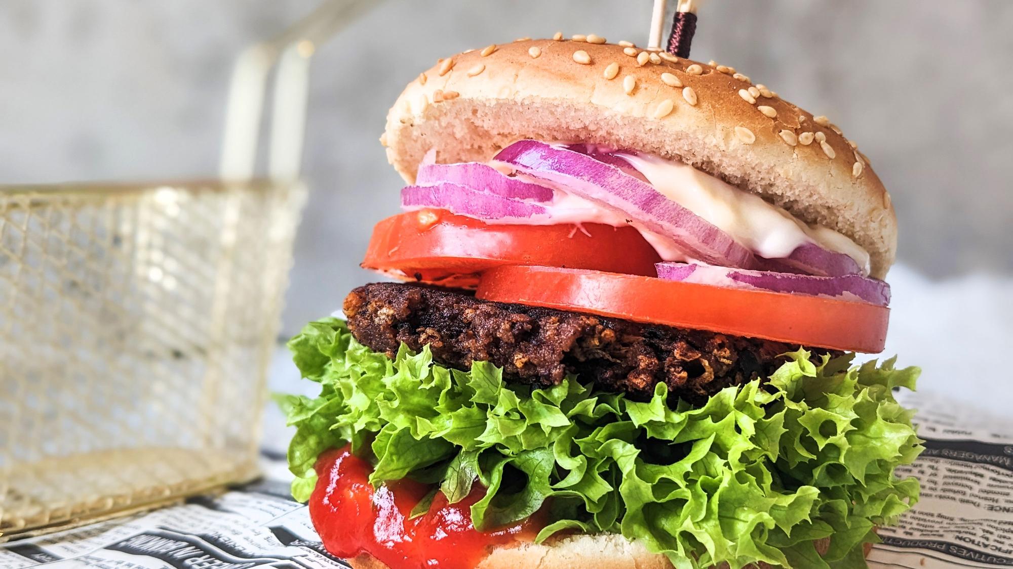 Ein Patty aus Kidneybohnen passt gut auf den Veggie-Burger.