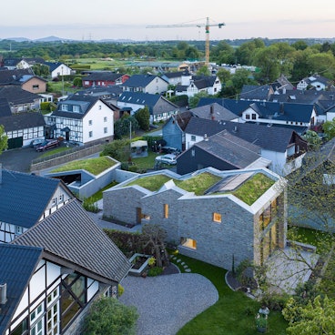 Der neue Gebäudekörper fügt sich in das historische Ensemble von Hennef-Stadt Blankenberg ein.