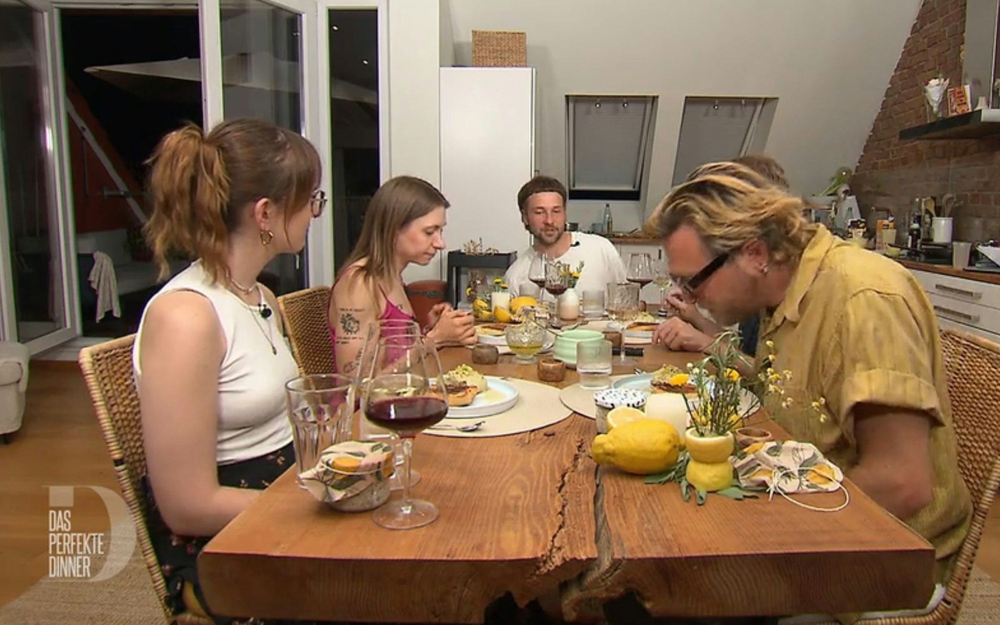 Zum veganen Finale in Berlin trifft sich die „Dinner“-Truppe bei Dustin im Stadtteil Wedding. (Bild: RTL)
