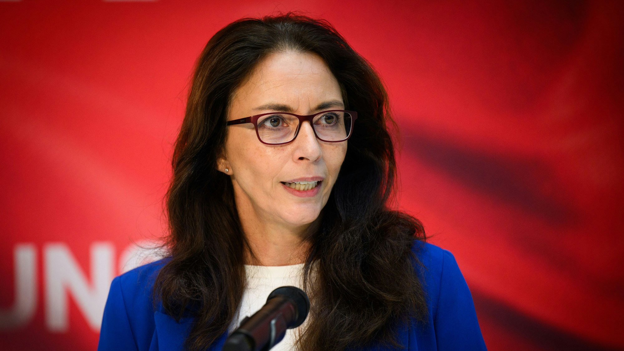 Yasmin Fahimi, Vorsitzende des Deutschen Gewerkschaftsbundes (DGB), bei einer Pressekonferenz. (Archivbild)