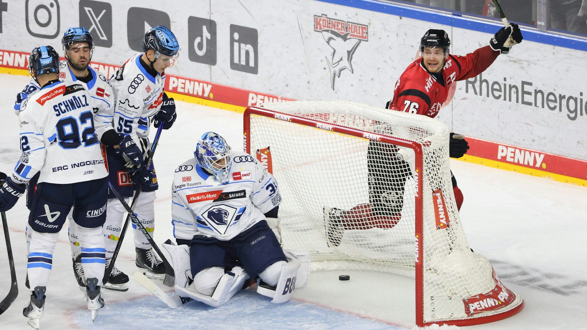 v.l. Daniel Schmoelz ERC Ingolstadt Panther, 92, Peter Abbandonato ERC Ingolstadt Panther, 98 , Edwin Tropmann ERC Ingolstadt Panther, 55, Devin Williams ERC Ingolstadt Panther, 31, Nate Schnarr Koelner Haie 76 jubelt zum 1:0 fuer Koeln durch Parker Tuomie Koelner Haie, 62 nicht auf dem Bild Koelner Haie vs. ERC Ingolstadt Panther, Eishockey, DEL, 9. Spieltag, Spielzeit 2025/2026, 10.10.2025 Koelner Haie vs. ERC Ingolstadt Panther, Eishockey, DEL, 9. Spieltag, Spielzeit 2025/2026, 10.10.2025 Koeln *** from l Daniel Schmoelz ERC Ingolstadt Panther, 92 , Peter Abbandonato ERC Ingolstadt Panther, 98 , Edwin Tropmann ERC Ingolstadt Panther, 55 , Devin Williams ERC Ingolstadt Panther, 31 , Nate Schnarr Koelner Haie 76 cheers for 1 0 for Koeln by Parker Tuomie Koelner Haie, 62 not on the picture Koelner Haie vs ERC Ingolstadt Panther, Ice Hockey, DEL, Matchday 9, Season 2025 2026, 10 10 2025 Koelner Haie vs ERC Ingolstadt Panther, Ice Hockey, DEL, Matchday 9, Season 2025 2026, 10 10 2025 Koeln Copyright: xEibner-Pressefotox/xThomasxStoecx EP_TSR