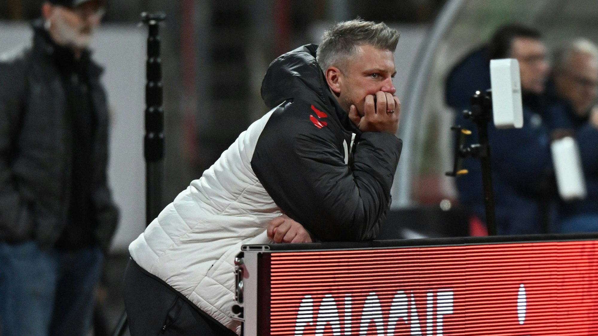 FC-Trainer Lukas Kwasniok sichtlich bedient beim Cologne-Cup