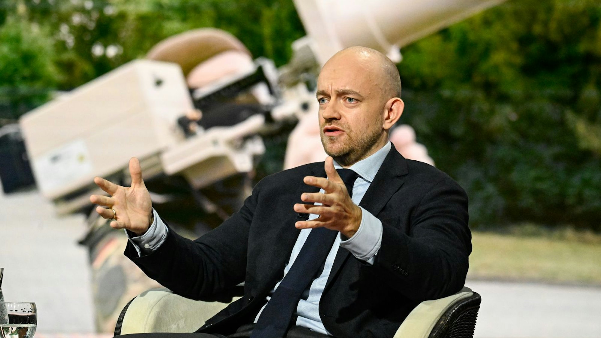 Journalist Marc Felix Serrao zeigte sich schwer besorgt mit Blick auf die fehlende Expertise der deutschen Politik, wenn es um Drohnen geht. (Bild: ZDF / Markus Hertrich)