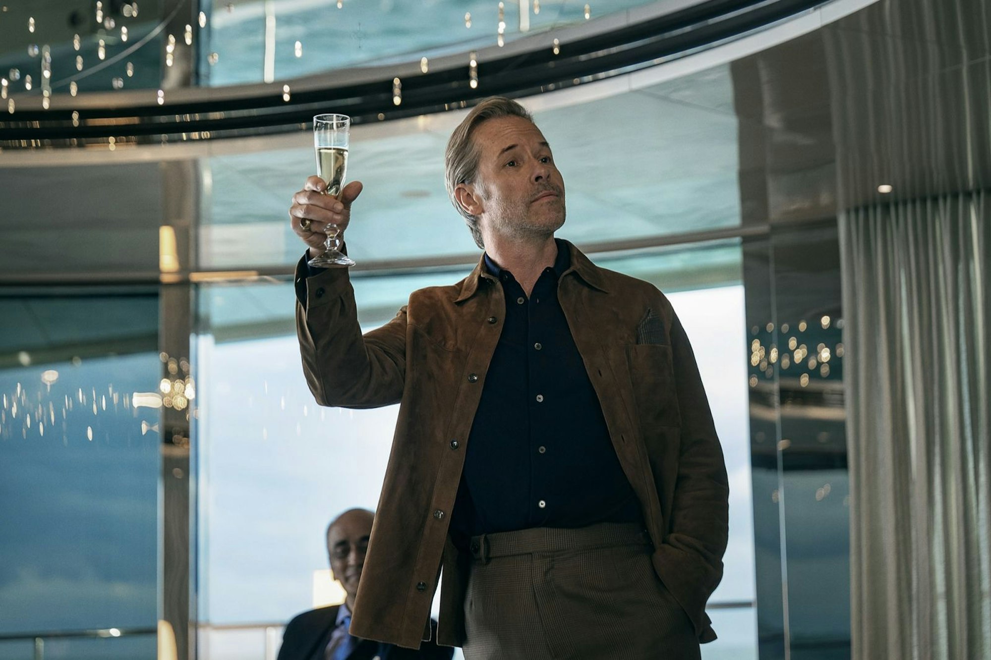 Milliardär Richard Bullmer (Guy Pearce) hat auf seiner Luxusyacht die Mächtigen und Superreichen versammelt - vordergründig für eine exklusive Spendengala. (Bild: © 2025 Netflix Inc. / Parisa Taghizadeh)