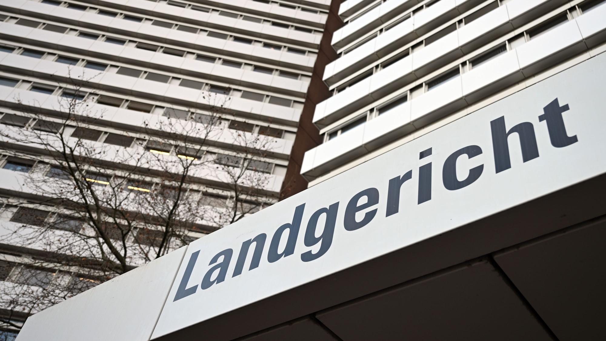 Auf einem Schild steht „Landgericht “am Eingang des Landgerichts Köln.