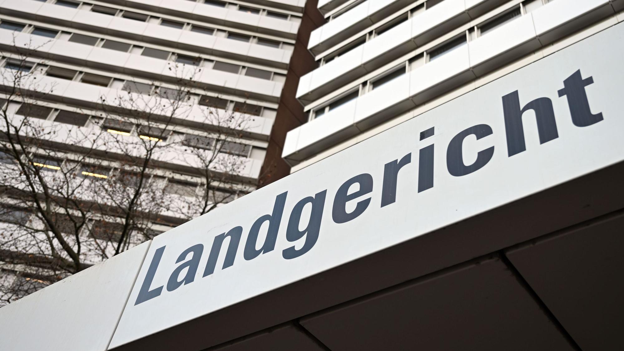 Vor dem Landgericht in Köln müssen sich zwei Männer aus Afghanistan für einen mutmaßlichen Übergriff auf ihren Bruder in Marienheide verantworten. Das Foto zeigt das Gerichtsgebäude in Köln.