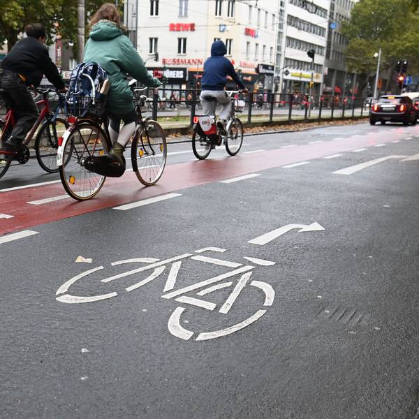 07.10.2025 Köln. Radfahrende auf den Kölner Ringen. Dort ist eine ehemalige Autospur für Radfahrer freigegeben – ohne bauliche Abtrennung vom Autoverkehr. Hohenstaufenring / Zülpicher Platz. Foto: Alexander Schwaiger
