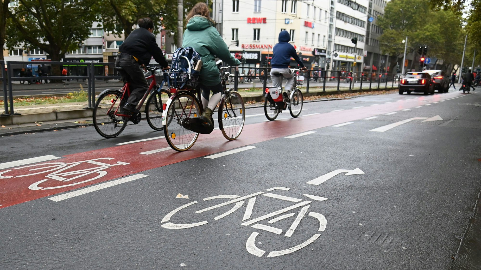 07.10.2025 Köln. Radfahrende auf den Kölner Ringen. Dort ist eine ehemalige Autospur für Radfahrer freigegeben – ohne bauliche Abtrennung vom Autoverkehr. Hohenstaufenring / Zülpicher Platz. Foto: Alexander Schwaiger
