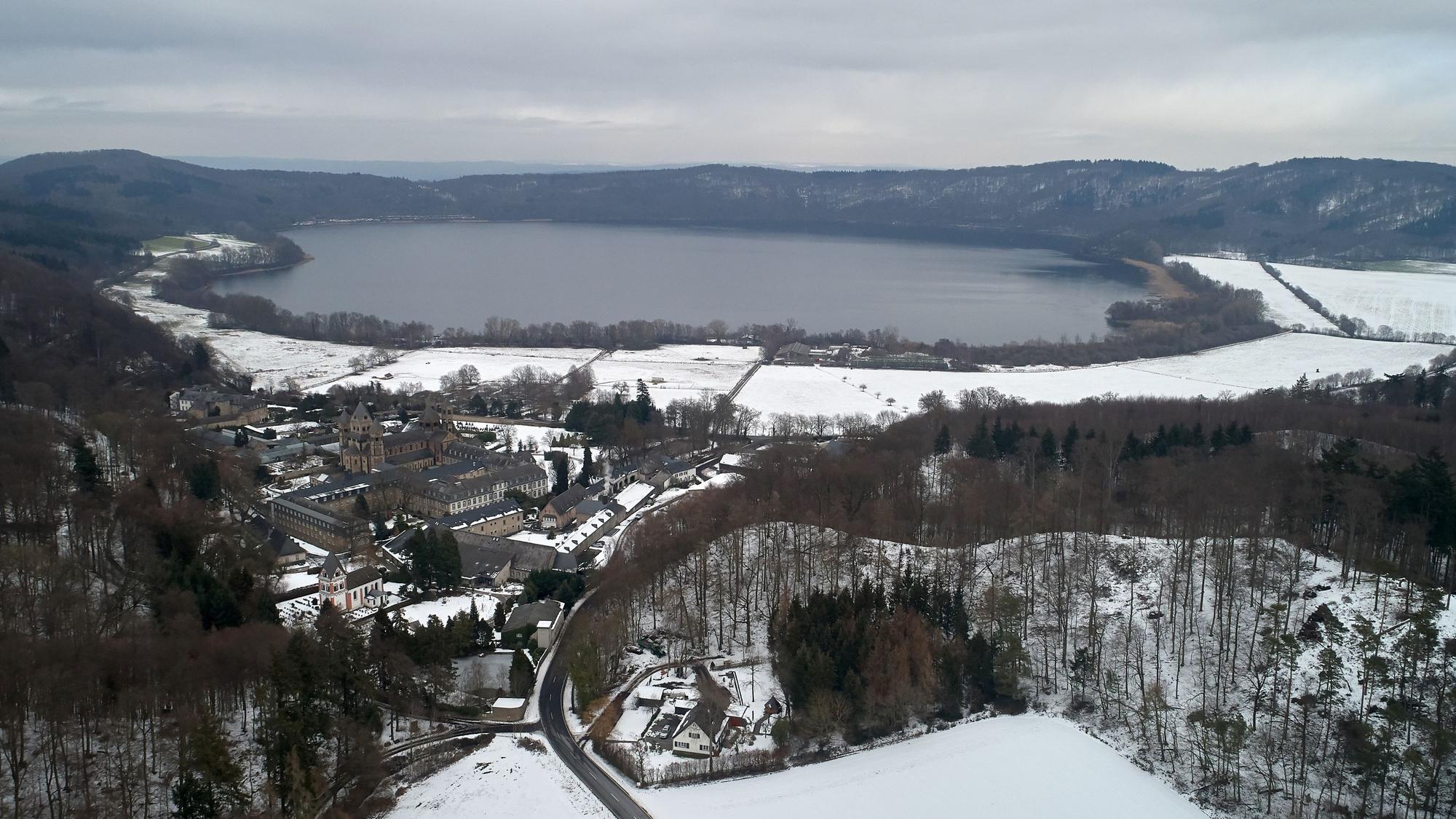 Die Luftaufnahme mit einer Drohne zeigt den Laacher See (Archivfoto). Der rundliche Vulkankrater ist gut zu erkennen.