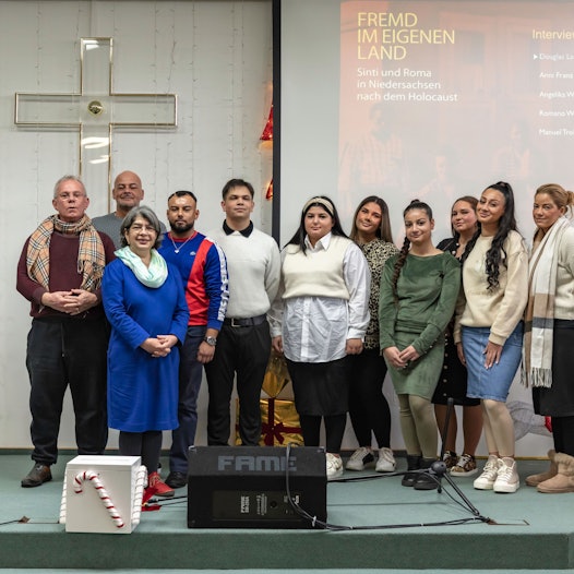 Kinder und Jugendliche stehen neben Jonny Wernicke (2.v.l.) in einer Reihe, im Saal einer Freikirche in Quadrath-Ichendorf.