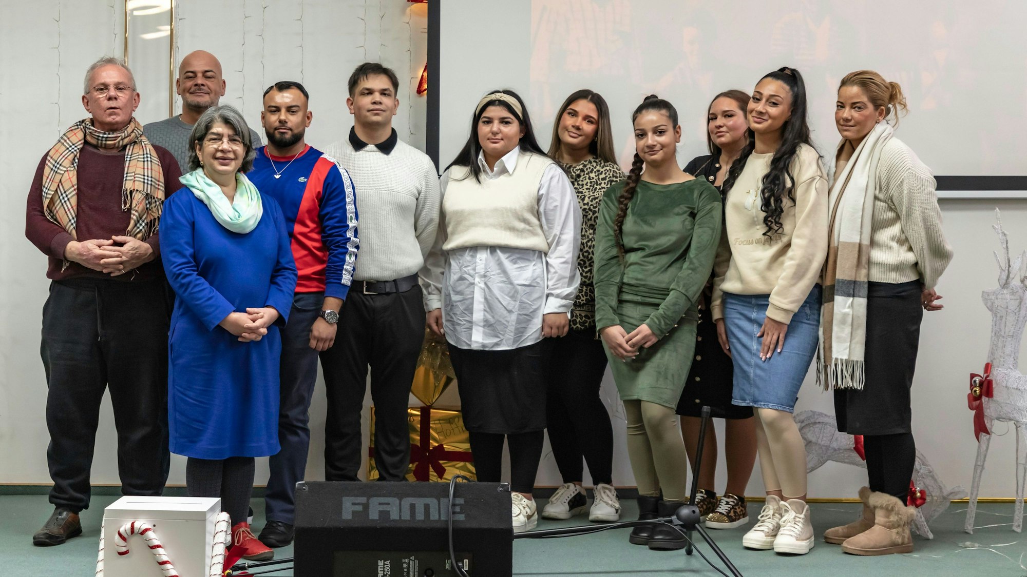 Kinder und Jugendliche stehen neben Jonny Wernicke (2.v.l.) in einer Reihe, im Saal einer Freikirche in Quadrath-Ichendorf.