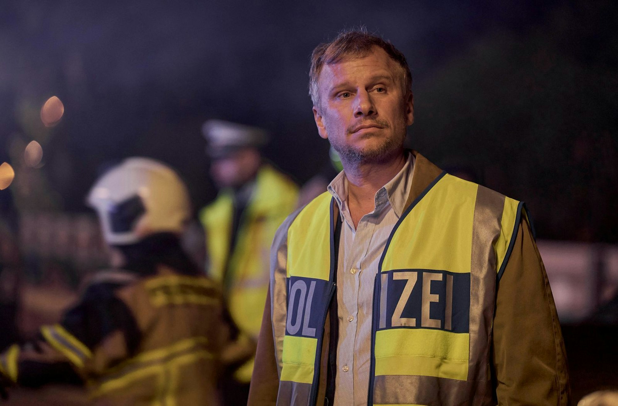 Robert Stadlober, 43, spielt in der Serie „Hundertdreizehn“ den Ermittler in einem tragischen Verkehrsunfall mit vielen Toten. Die Serie ist jedoch nicht nur eine Arte Krimi, sondern auch eine Medidation über die wichtigen Fragen des Lebens: Trauer, Schuld und unsere Stragegien, beides zu überwinden. (Bild: WDR/Windlight Pictures/Satel Film/Frank Dicks)
