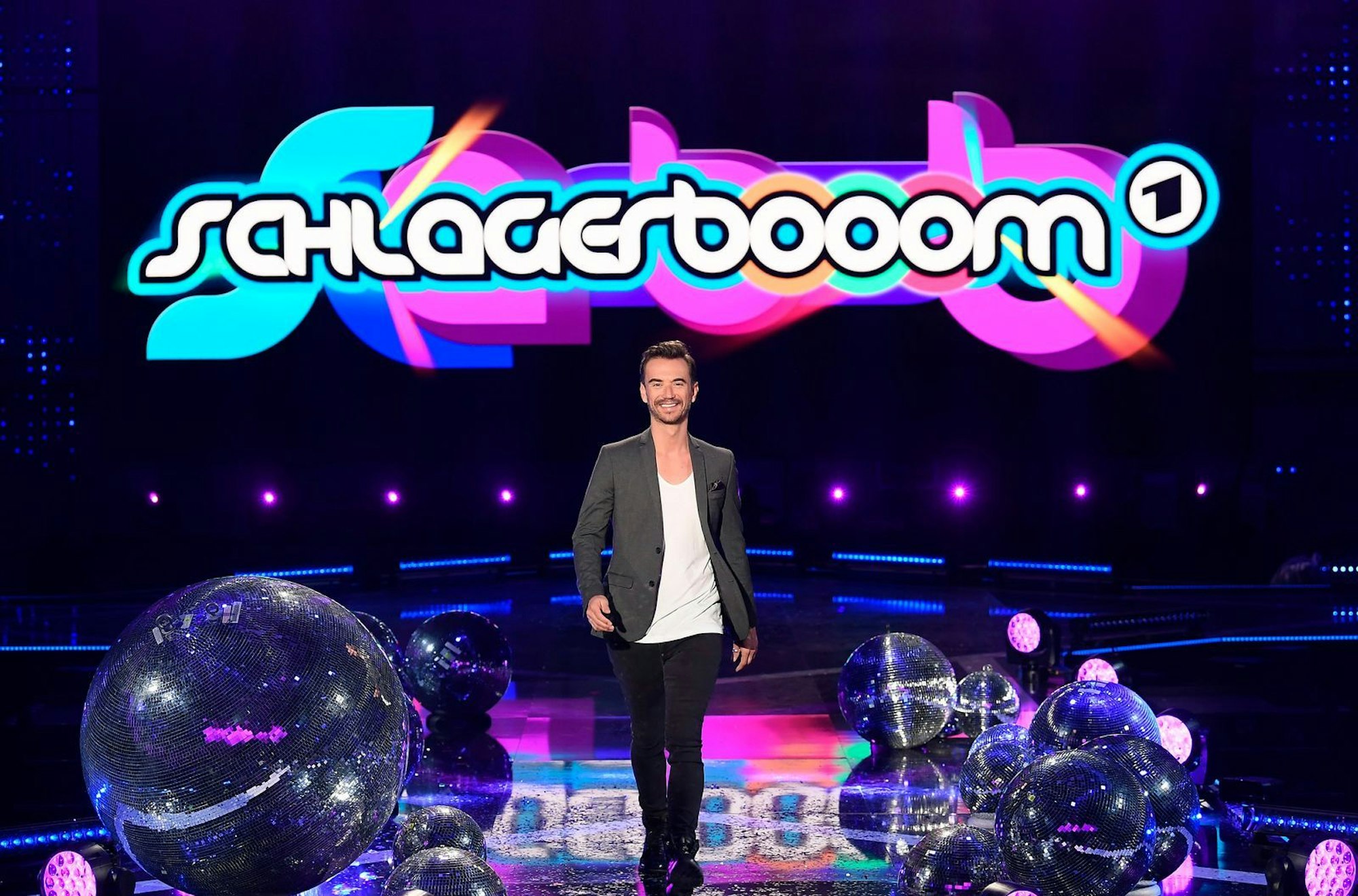 Das Motto des „Schlagerbooom 2025“ lautet „Alles funkelt! Alles glitzert!“ (Bild: MDR/ARD/JürgensTV/Dominik Beckmann)