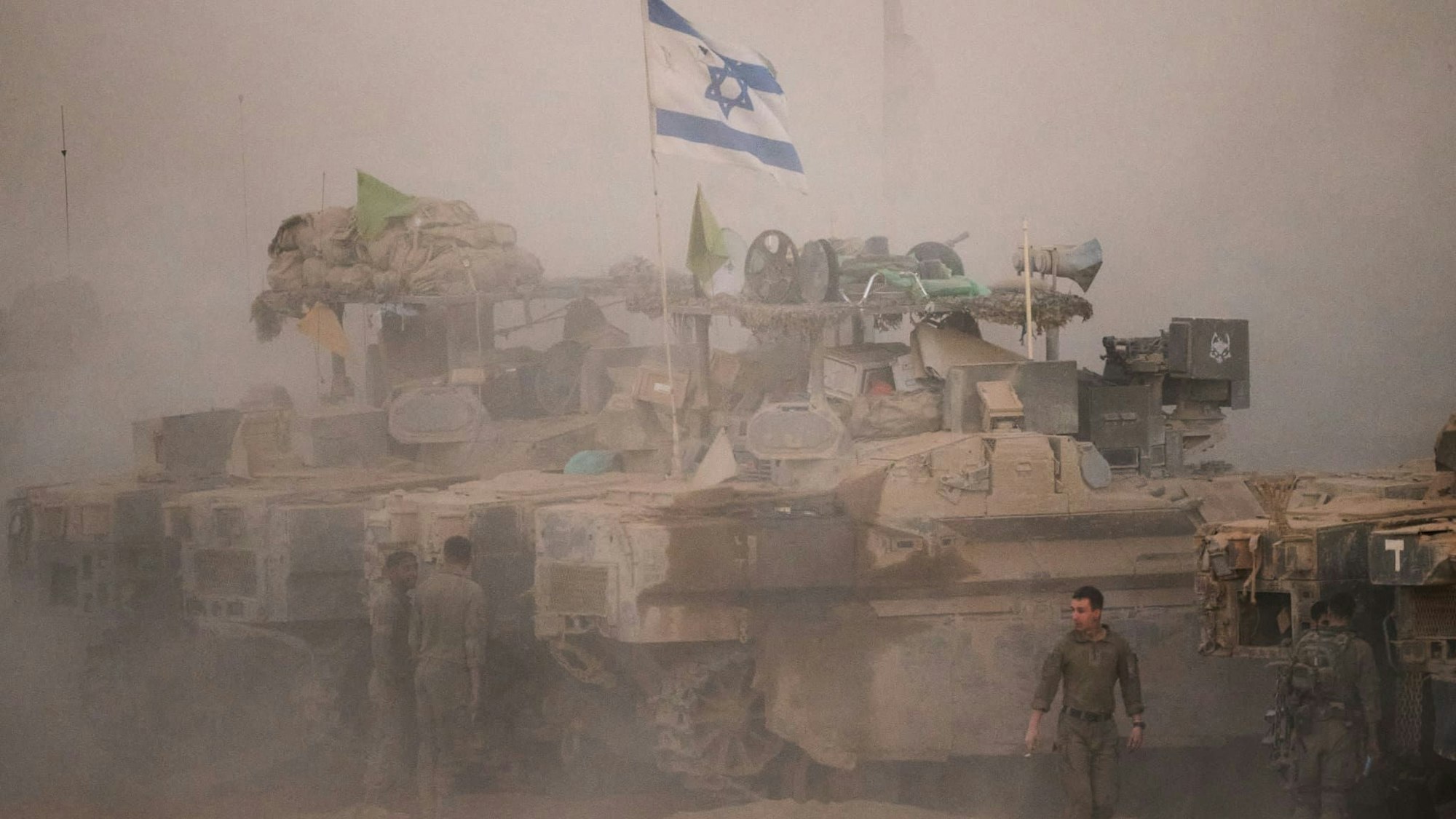 Israelische Soldaten stehen neben ihren Panzern entlang der Grenze zwischen Israel und Gaza, vom Süden Israels aus gesehen, nachdem Israel und die Hamas eine Pause in ihrem Krieg und die Freilassung der verbleibenden Geiseln vereinbart haben. .