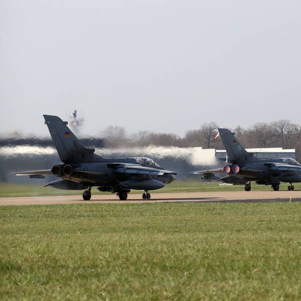 Das Foto zeigt zwei Tornados beim Start.